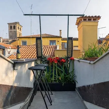 Modern Loft, Rooftop Patio, Full Kitchen *
