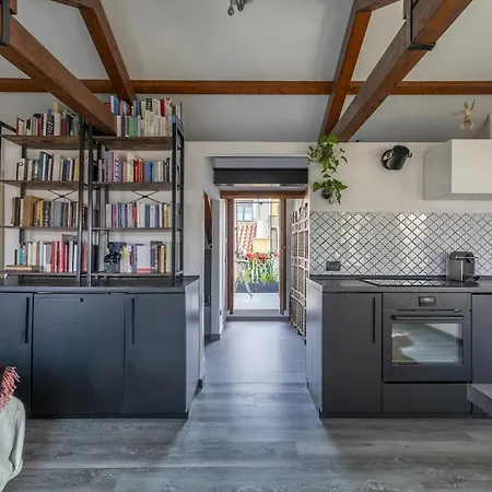 Modern Loft, Rooftop Patio, Full Kitchen *
