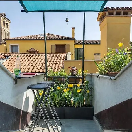 Modern Loft, Rooftop Patio, Full Kitchen * Venezia