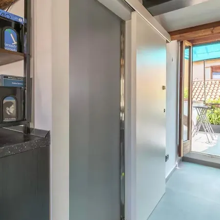 Διαμέρισμα Modern Loft, Rooftop Patio, Full Kitchen Βενετία