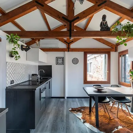 Διαμέρισμα Modern Loft, Rooftop Patio, Full Kitchen *
