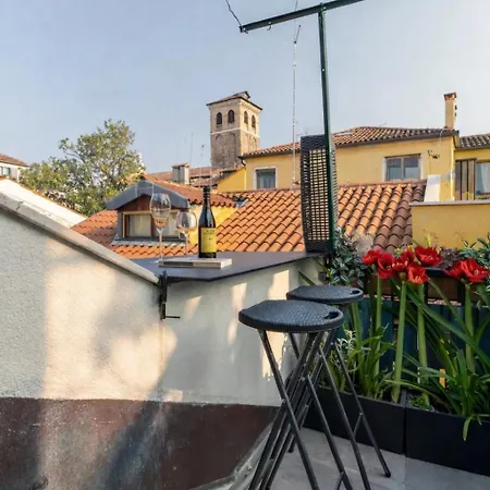 Modern Loft, Rooftop Patio, Full Kitchen Appartamento
