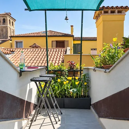Modern Loft, Rooftop Patio, Full Kitchen *