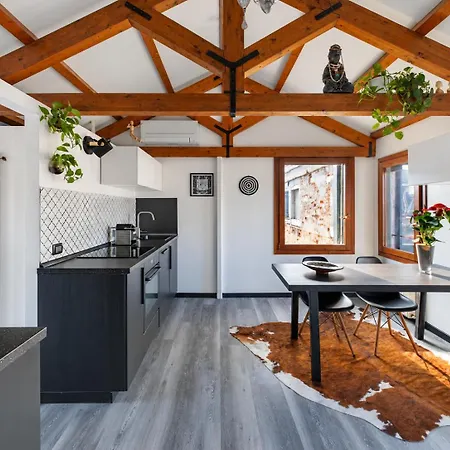 Appartamento Modern Loft, Rooftop Patio, Full Kitchen Venezia