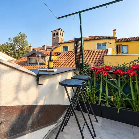 Modern Loft, Rooftop Patio, Full Kitchen