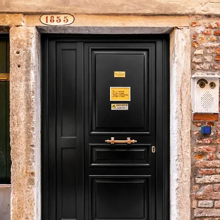 Modern Loft, Rooftop Patio, Full Kitchen Appartamento Venezia